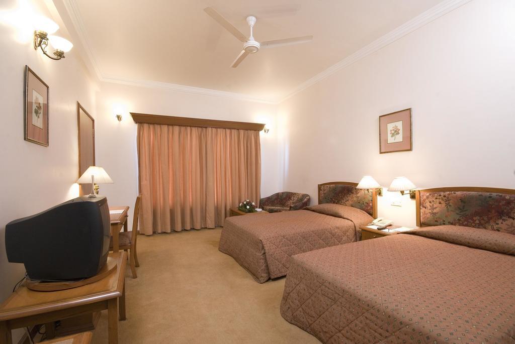 Hotel Express Residencia - Jāmnagar Habitación foto